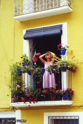 Mai - Frau auf Balkon